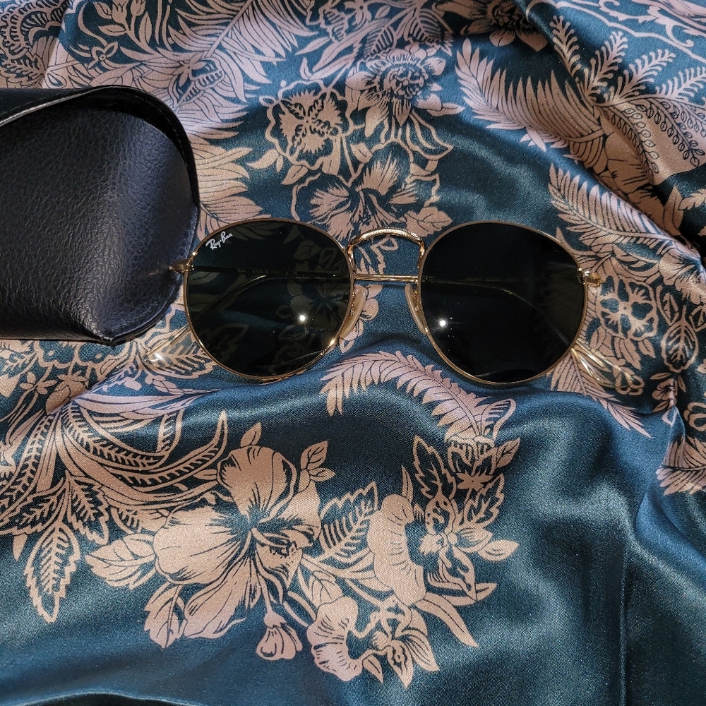Circular Rayban sunglasses. Never worn with no tag